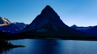 壮丽山景倒映宁静湖水