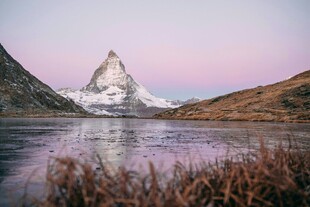 马特洪峰下的宁静湖景