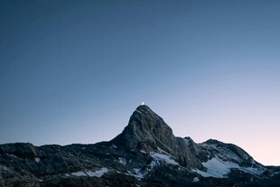 巍峨雪山尖峰