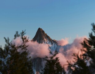 云雾缭绕的壮丽山峰