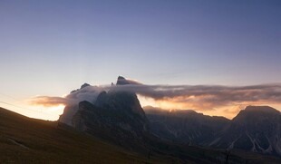 日落时分的壮丽山景