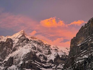 雪山映晚霞美景