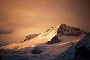 夕阳下的壮丽雪山