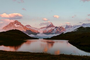 湖畔雪山绝美黄昏景色