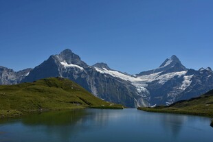 高山湖泊美景