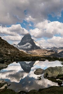 高山湖泊美景倒映