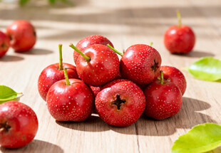 山楂堆叠在木桌上