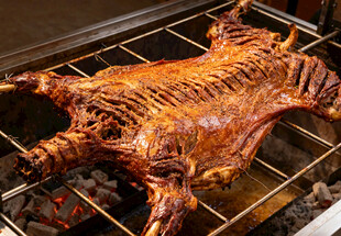 烤架上的烤全羊