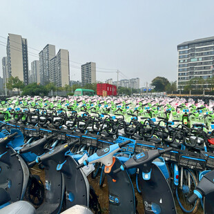 大量共享单车停放于城市中