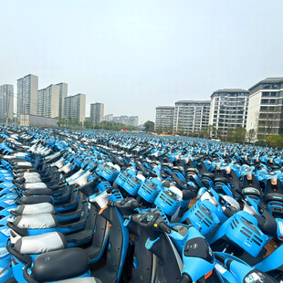 大量共享单车停放于城市空地