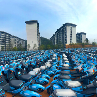 校园内整齐停放的共享电动车