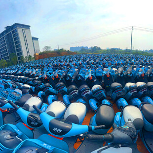 大量蓝色电动车停放场景