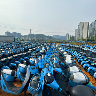 大量蓝色电动车整齐停放