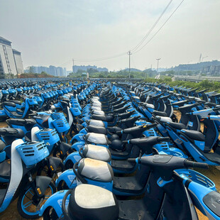 大量共享单车整齐停放