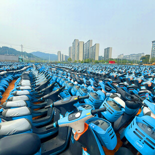 海量蓝色电动车整齐停放