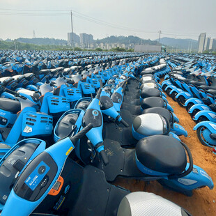 大量蓝色电动车整齐停放