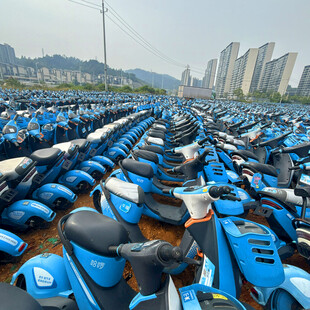 大量蓝色电动车停放场景