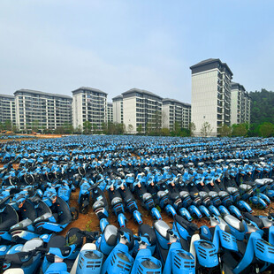 壮观的电动车停放场景