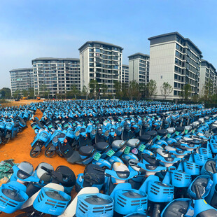 大型蓝色电动车停放场景