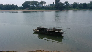 湖中小船静谧景象