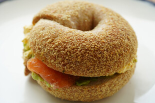 三文鱼牛油果贝果