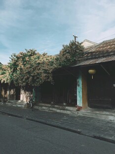 古巷街边的静谧小屋