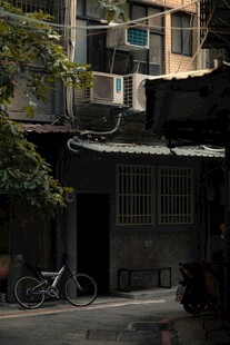老旧居民楼旁的静谧角落