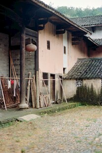 古朴乡村民居庭院一角
