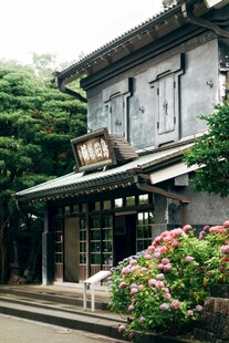 日式古朴建筑前的花卉景观