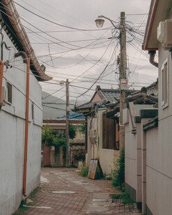 老旧小巷的静谧景象