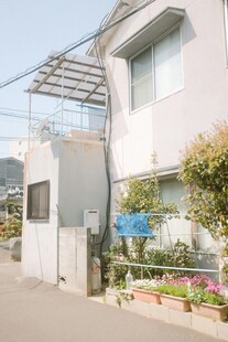 日式住宅外的绿植景致