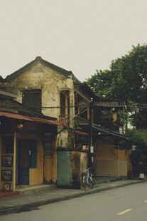 老旧街道旁的古朴民居