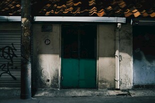 老旧建筑的绿色门