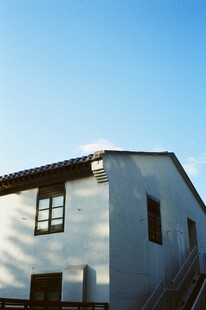 白色小屋的宁静外观