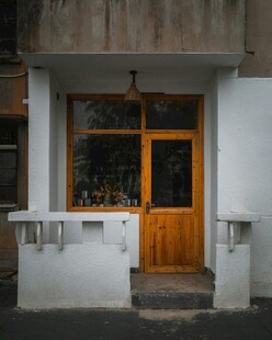 复古风格的木质门建筑