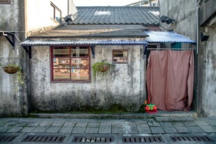 老旧街边小屋