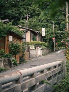 日式乡村小道的静谧景致