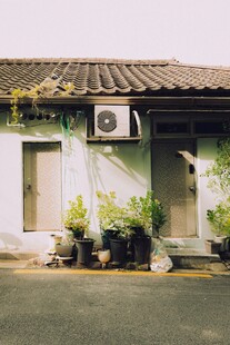 老旧房屋外的绿植与空调