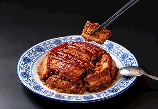 筷子夹起五花肉