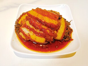 美味扣肉摆放在白色盘中