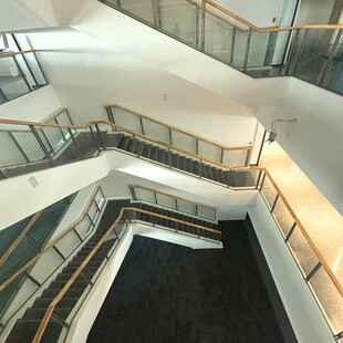 商场多层旋转楼梯景观