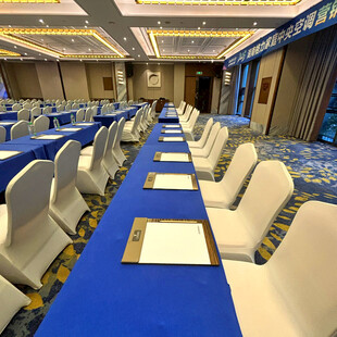 宽敞会议室整齐桌椅布置