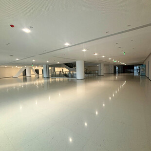 宽敞明亮的现代化室内大厅