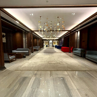 豪华宽敞的室内休息空间