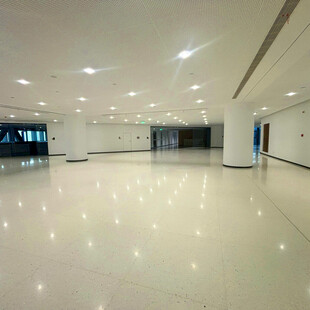 空旷明亮的现代化室内空间