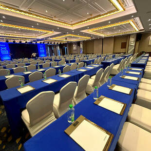 宽敞会议室整齐排列桌椅