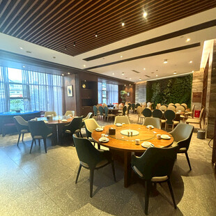 优雅中式餐厅室内用餐场景