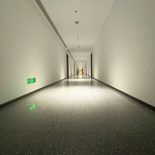 现代简约风格的空旷走廊