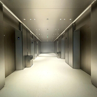 现代风格的空旷电梯走廊