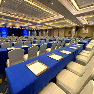 宽敞会议室整齐桌椅布置